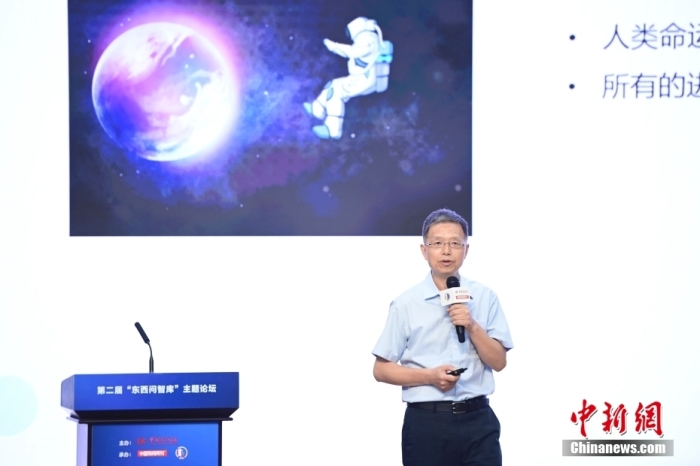 5月30日，<a target='_blank' href='/'>中新社</a>第二屆“東西問智庫”主題論壇在北京舉行，多位中外專家圍繞“AI革命與文明進(jìn)化”展開討論。圖為北京大學(xué)新聞與傳播學(xué)院教授胡泳在論壇上作主旨演講。<a target='_blank' href='/'>中新社</a>記者 田雨昊 攝