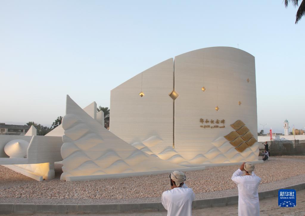 這是5月30日在阿曼第二大城市塞拉萊拍攝的鄭和碑。新華社記者 汪強(qiáng) 攝