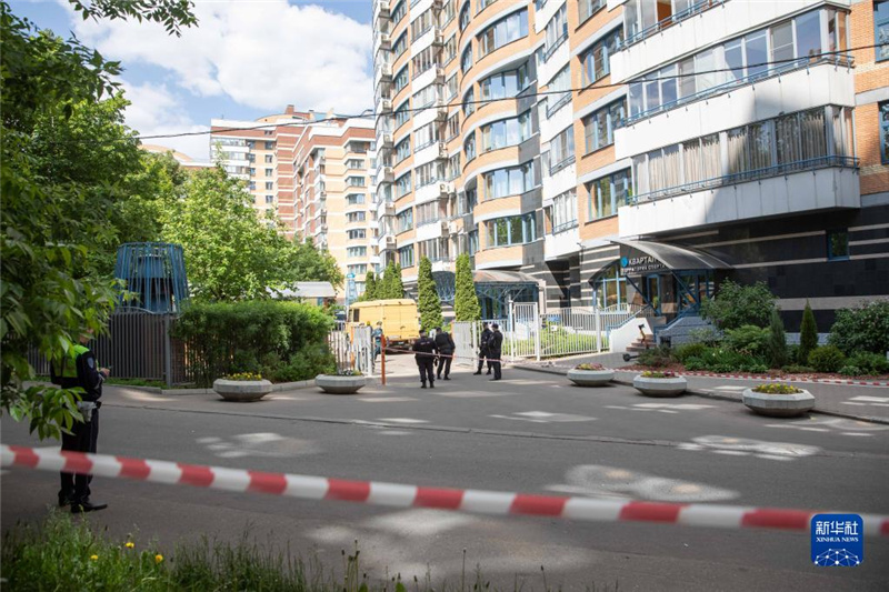 5月30日，警察在俄羅斯首都莫斯科的樓房遭襲現(xiàn)場警戒。新華社記者白雪騏攝