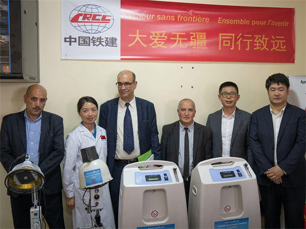 中國(guó)鐵建阿爾及利亞公司向當(dāng)?shù)蒯t(yī)院捐贈(zèng)醫(yī)療物資。鐵建國(guó)際供圖