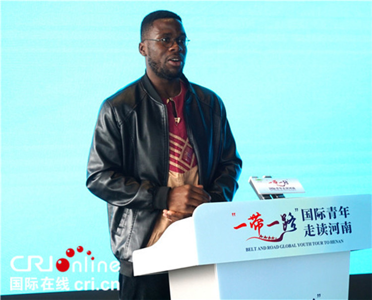 國際青年代表奕曉龍發(fā)言。賈親親 攝