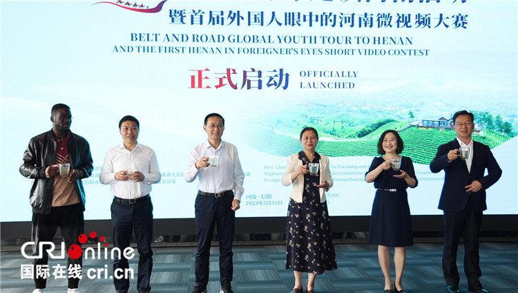 與會(huì)嘉賓共同舉杯啟動(dòng)活動(dòng)。賈親親 攝