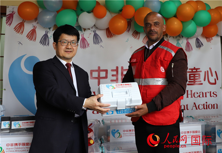 李健大使向孤兒院負(fù)責(zé)人移交捐贈(zèng)物資。人民網(wǎng)記者 王傳寶攝
