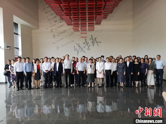 上海僑界人士參觀上海交通大學(xué)錢學(xué)森圖書館。　范宇斌 攝