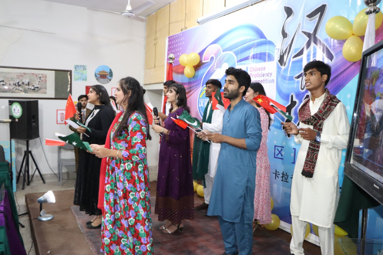 “漢語橋”世界大學(xué)生中文比賽卡拉奇賽區(qū)決賽現(xiàn)場(chǎng)，參賽選手共同演唱中文歌曲?？ɡ娲髮W(xué)孔子學(xué)院供圖