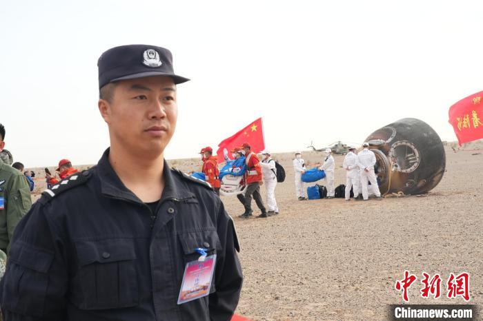 圖為阿拉善邊境管理支隊民警在著陸場開展安保工作。　張杰 攝