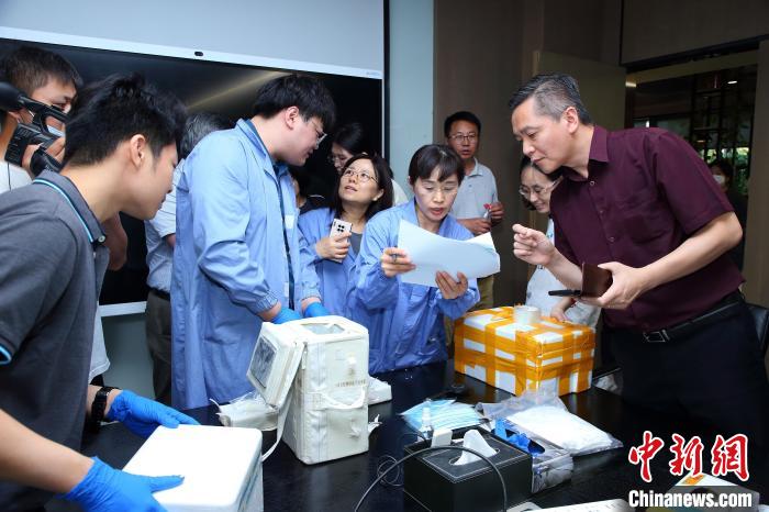 科研人員清點、查看隨神舟十五號返回地面的空間科學(xué)實驗樣品?！≈锌圃嚎臻g應(yīng)用中心 供圖