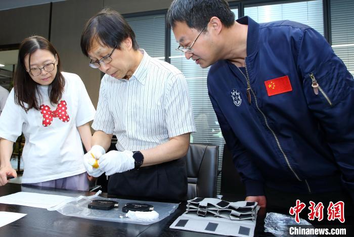 科研人員查看隨神舟十五號返回地面的空間科學(xué)實驗樣品?！≈锌圃嚎臻g應(yīng)用中心 供圖