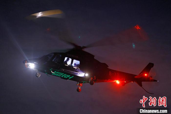 6月3日晚，游客乘坐上海新空直升機(jī)有限公司直升機(jī)開啟鳥瞰黃浦江空中圓夢之旅?！∫罅⑶?攝