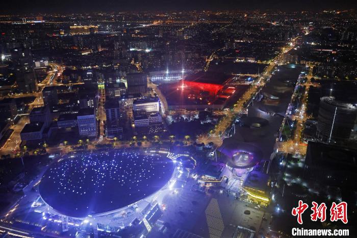 6月3日晚，鳥瞰上海黃浦江兩岸城市夜景?！∫罅⑶?攝