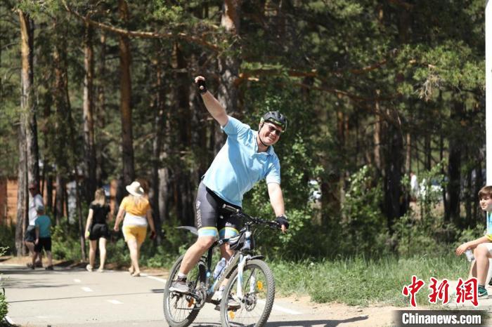 當(dāng)?shù)貢r(shí)間4日，哈外交部副部長(zhǎng)羅曼·瓦西連科在騎行活動(dòng)中。　亞信秘書(shū)處供圖