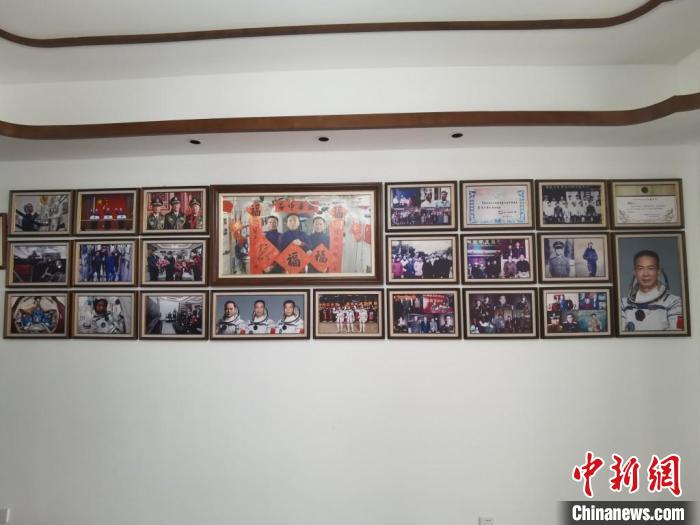 家中的照片墻上，新增了費(fèi)俊龍此次飛天的照片。　鐘升 攝