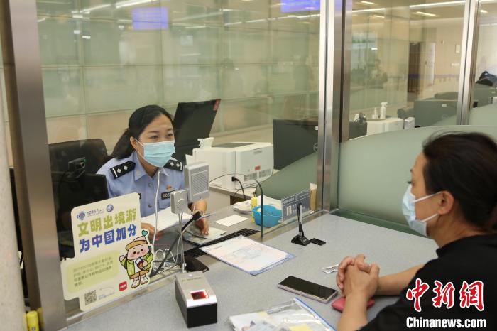 2023年1月9日至5月31日，上海市公安出入境管理部門共受理中國公民出入境證件228.5萬證次?！∩虾Ｊ泄簿止﹫D