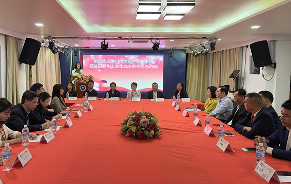 當(dāng)?shù)貢r(shí)間6月11日，由廈門市委常委、宣傳部部長吳子?xùn)|率領(lǐng)的廈門市文化產(chǎn)業(yè)代表團(tuán)來到巴西華人文化交流協(xié)會會館交流訪問，與里約熱內(nèi)盧僑界舉行座談。謝照攝