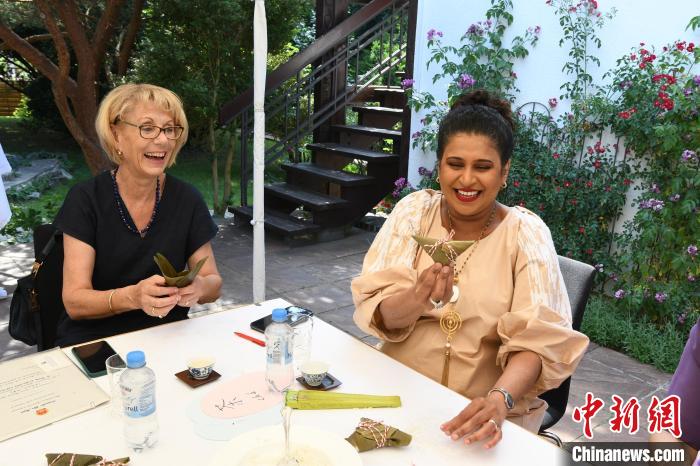 圖為嘉賓展示包粽子成果。　柏林中國文化中心供圖。