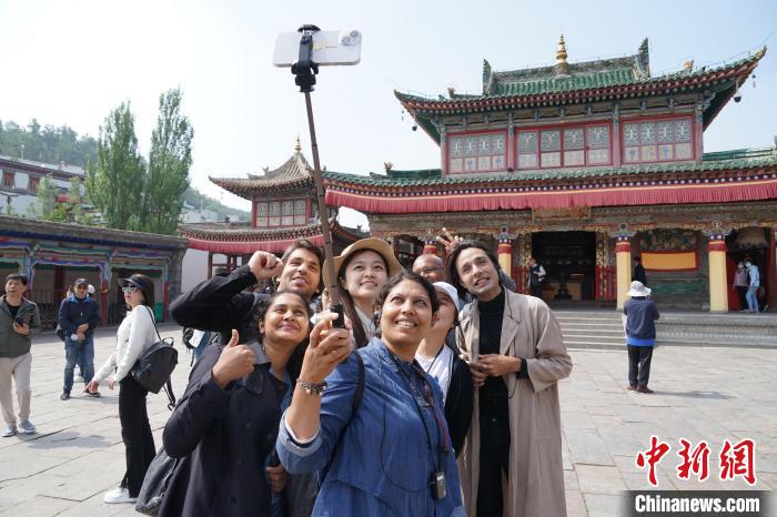 圖為外國記者在塔爾寺合影?！●R銘言 攝