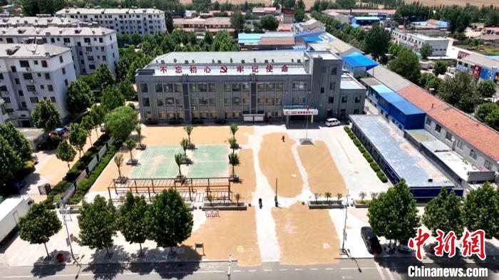 德州陵城區(qū)開(kāi)放1297處鎮(zhèn)村公共場(chǎng)地，緩解農(nóng)民曬糧難題。　陵城區(qū)委宣傳部供圖