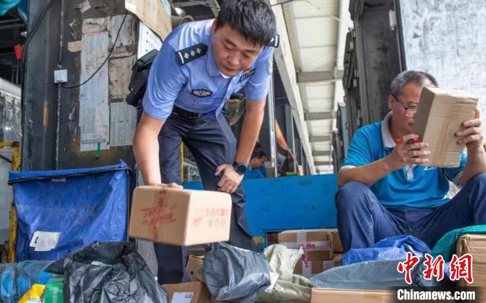 肥東縣公安局針對劇毒化學(xué)品和易制爆危險化學(xué)品生產(chǎn)企業(yè)開展安全檢查工作?！『戏示焦﹫D