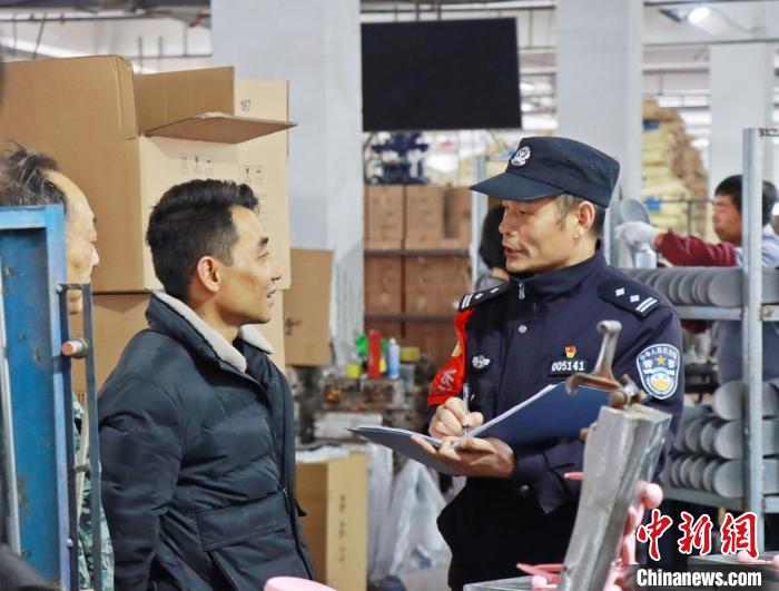 3月30日，大興派出所民警來到轄區(qū)中小企業(yè)，開展“為民為企為項目”走訪活動?！『戏示焦﹫D
