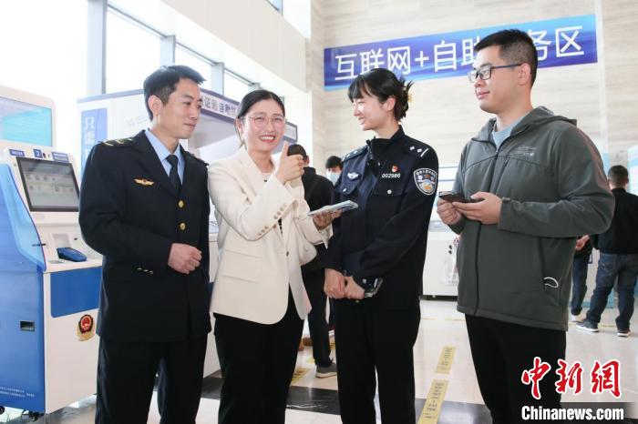 4月10日，安徽合肥，一家運輸企業(yè)負(fù)責(zé)人在工作人員的指導(dǎo)下，使用小程序辦理車管業(yè)務(wù)?！『戏示焦﹫D