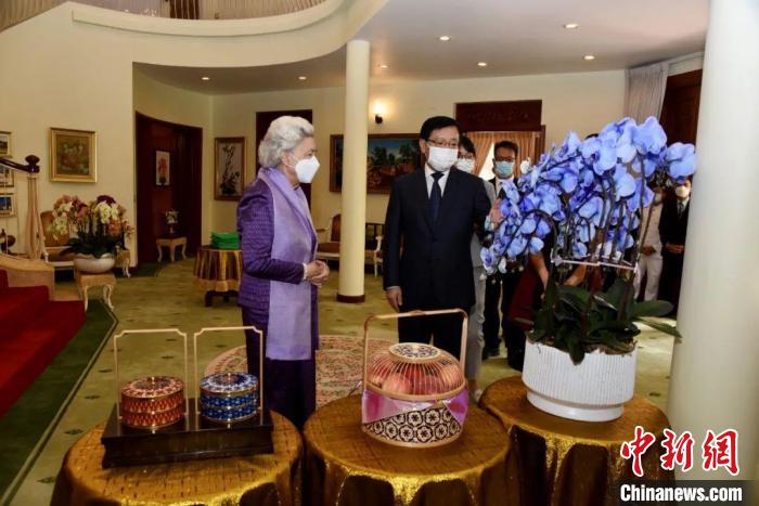 王文天大使介紹中國傳統工藝品及云南的蘭花和鮮果。　中國駐柬埔寨大使館微信公眾號 攝