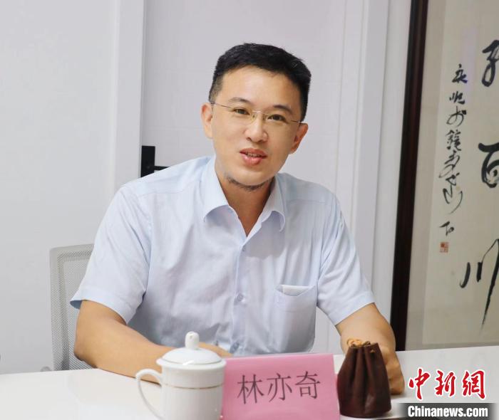 臺(tái)灣創(chuàng)新聯(lián)合建筑協(xié)會(huì)理事長林亦奇講述設(shè)立驛站愿景。　吳允杰 攝