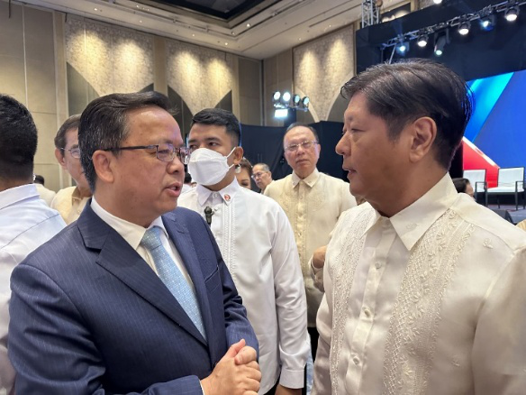 黃溪連大使與菲律賓總統(tǒng)馬科斯在會(huì)場(chǎng)上交談。中國(guó)駐菲律賓大使館供圖