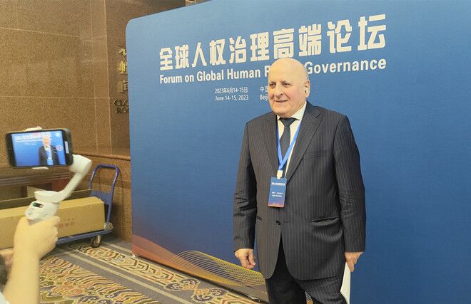 聯(lián)合國(guó)經(jīng)濟(jì)、社會(huì)及文化權(quán)利委員會(huì)副主席兼報(bào)告員、莫斯科國(guó)際關(guān)系學(xué)院國(guó)際法系主任阿斯蘭·阿巴希澤接受人民網(wǎng)記者采訪。圖片來源：視頻截圖