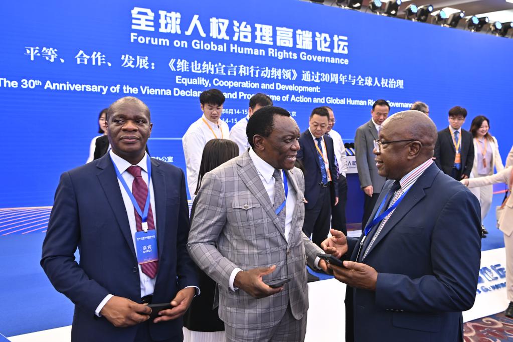 6月14日，與會(huì)者在論壇現(xiàn)場(chǎng)交流。新華社記者 李鑫 攝