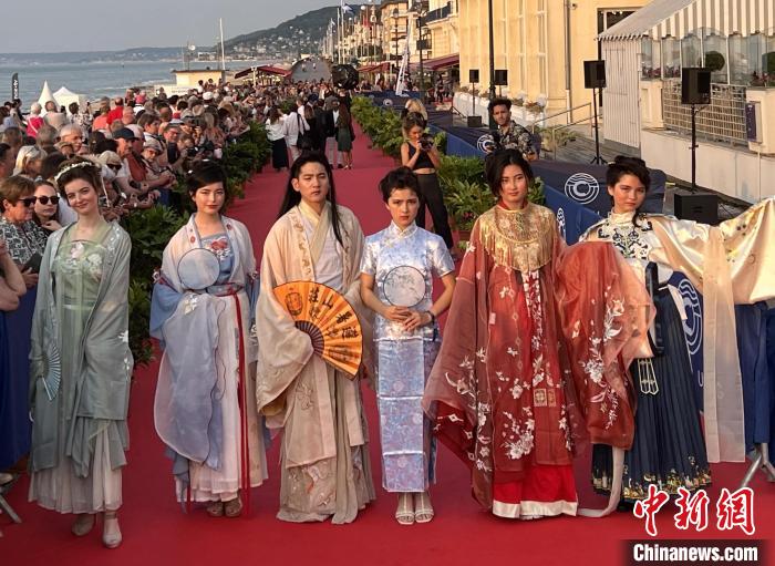 當(dāng)?shù)貢r間6月16日，2023年卡布爾電影節(jié)中國日活動舉行?！≈鬓k方供圖