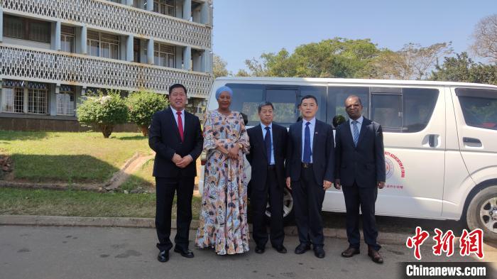 捐贈儀式現(xiàn)場?！∈茉L者供圖