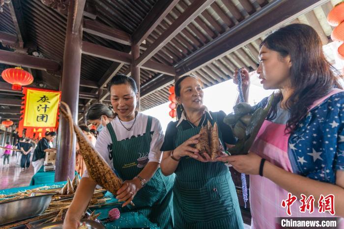 包粽子現(xiàn)場?！⌒弥?攝