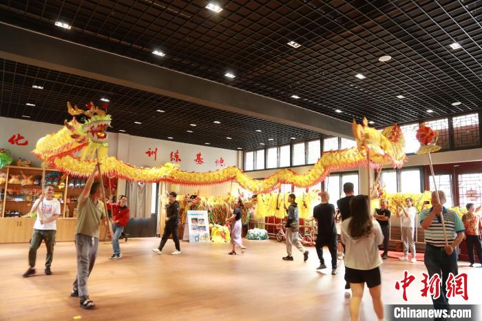 臺胞臺屬體驗舞龍?！≈芪的裙﹫D