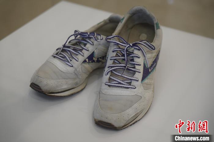 圖為展出的韓國前總統(tǒng)金泳三曾使用的慢跑鞋。　劉旭 攝