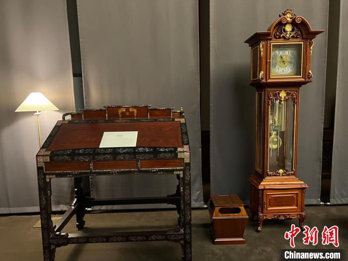 圖為春秋館展覽陳設(shè)的青瓦臺家具?！⑿?攝