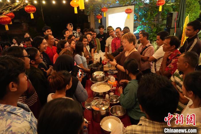 現(xiàn)場包粽子教學(xué)。陶暹光攝