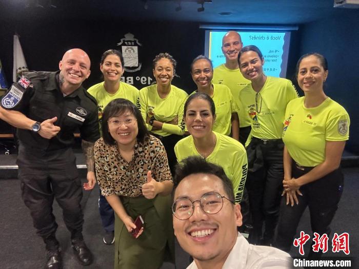 里約旅游警察上中文課?！±锛s熱內盧天主教大學孔子學院供圖