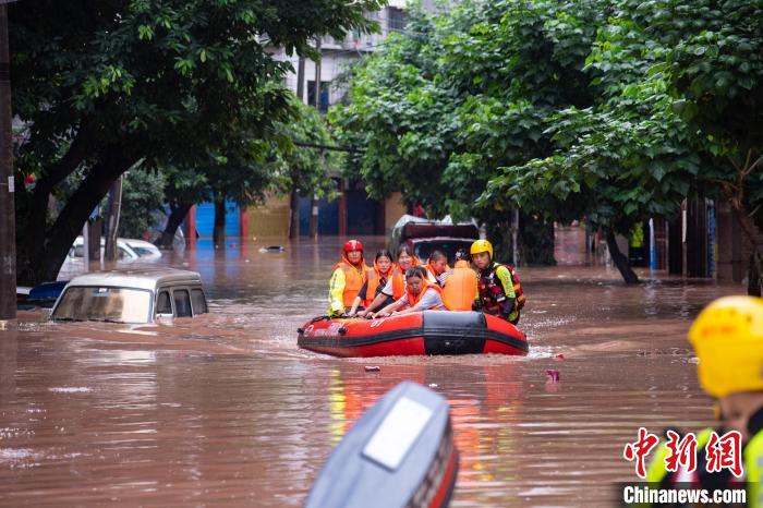 7月4日，萬州區(qū)五橋街道，消防救援人員用沖鋒舟救援轉(zhuǎn)運被困群眾?！∪矫宪?攝