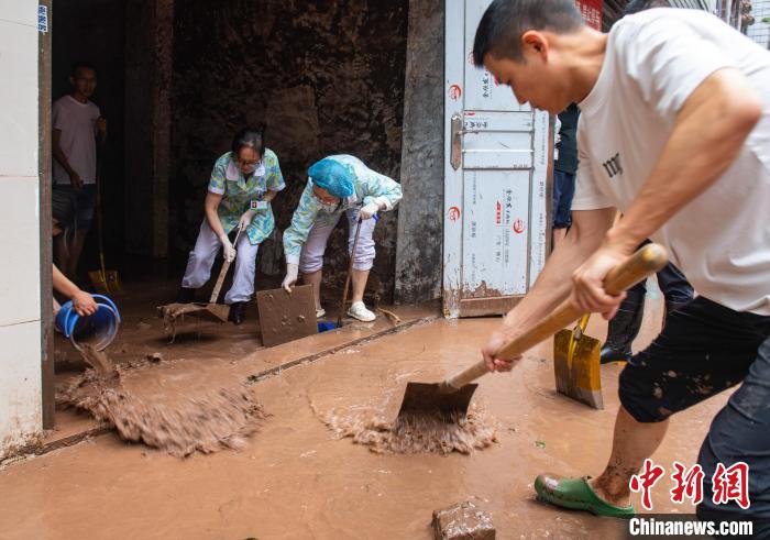 7月4日，萬州區(qū)五橋街道，洪水退去后，居民開展清淤工作。　冉孟軍 攝