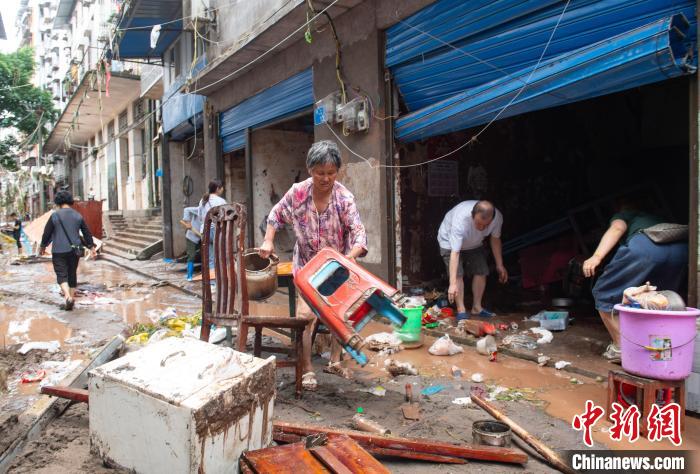 7月4日，萬州區(qū)五橋街道，洪水退去后，居民搶救生活物資。　冉孟軍 攝
