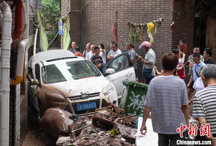 7月4日，萬州區(qū)五橋街道，居民救援受困的私家車?！∪矫宪?攝