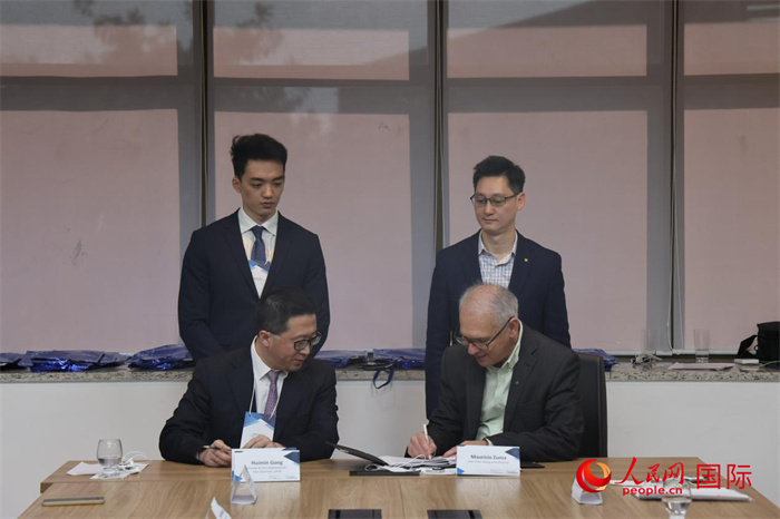 座談交流會上，中歐校友醫(yī)療健康產(chǎn)業(yè)協(xié)會與奧斯瓦爾多·克魯茲基金會簽署了合作備忘錄。人民網(wǎng)記者 時元皓攝