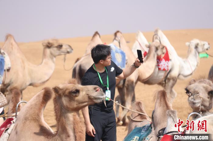 圖為臺胞體驗大美內(nèi)蒙古?！⊥袐I供圖