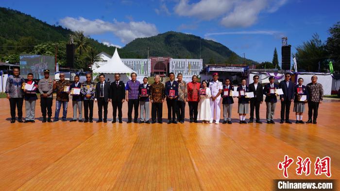 嘉賓為優(yōu)秀畢業(yè)生頒發(fā)榮譽證書。牛海濤攝