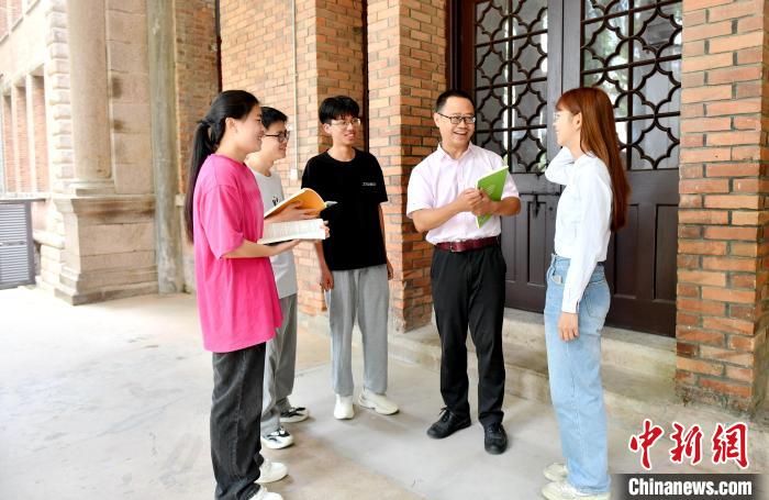 7月4日，臺(tái)灣教師陳昭志正在和學(xué)生交流?！蚊?攝