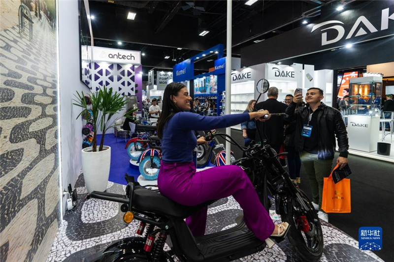 7月10日，在巴西圣保羅舉行的國際消費(fèi)類電子及家用電器產(chǎn)品展覽會上，參觀者體驗(yàn)一款電動(dòng)自行車。新華社記者 王天聰 攝