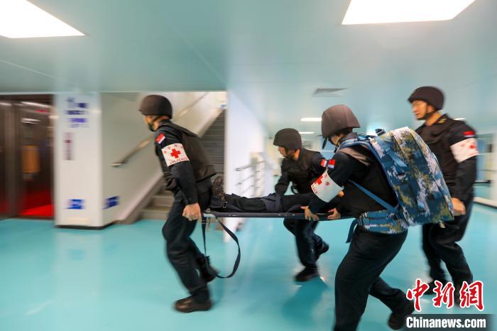 “和平方舟”號醫(yī)院船在西太平洋海域進(jìn)行反恐反海盜演練。圖為醫(yī)療救護(hù)組在轉(zhuǎn)運“傷員”?！⌒煳?攝