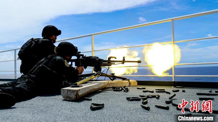 “和平方舟”號醫(yī)院船在西太平洋海域進(jìn)行反恐反海盜演練。圖為火力組隊員進(jìn)行警告射擊?！⌒煳?攝