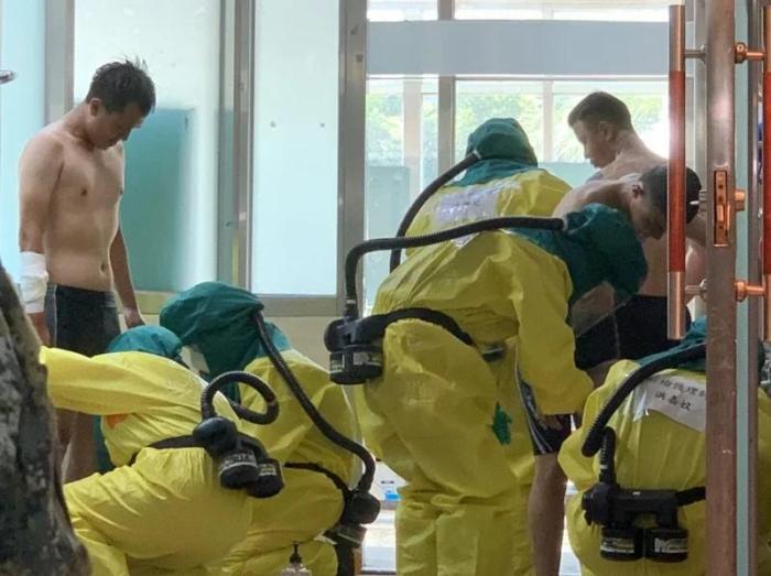 圖為臺(tái)灣漢光演習(xí)模擬官兵遭受生物戰(zhàn)劑攻擊，送往醫(yī)院就醫(yī)。圖片來(lái)源：臺(tái)灣《聯(lián)合報(bào)》 徐白櫻 翻攝