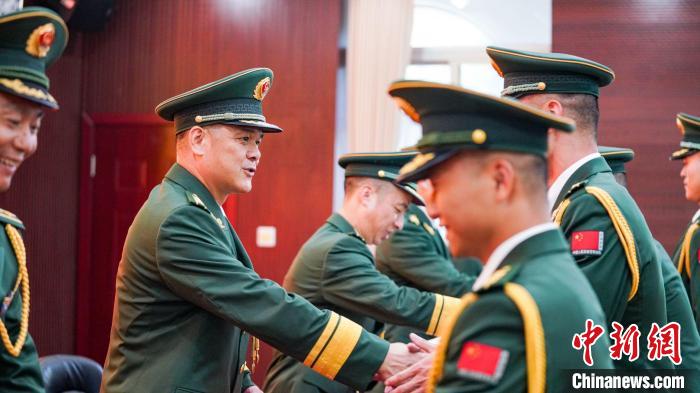 首長為晉銜官兵頒發(fā)任命狀?！堨狭?攝